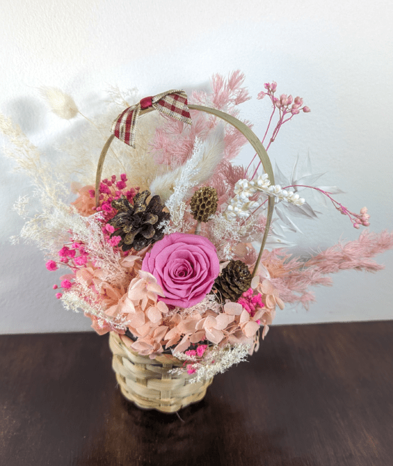 Elliana Bouquet, Medium